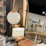 UNA TABLE CORAL lampa biurkowa w kształcie łuku w pastelowym kolorze