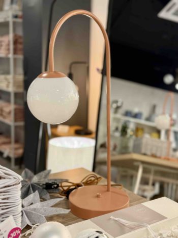 UNA TABLE CORAL lampa biurkowa w kształcie łuku w pastelowym kolorze